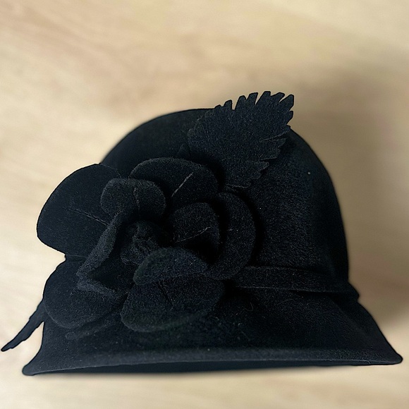 Women’s Black Wool Felt Hat w/Flower Size S/M - Picture 1 of 8